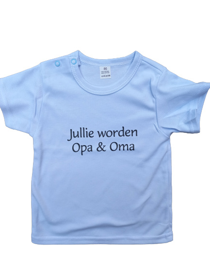 lichtblauw babyshirtje met de tekst jullie worden opa en oma