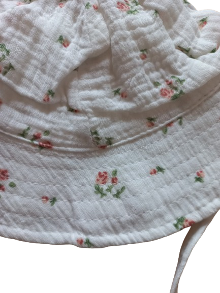 Zonnehoedje wit met roze roosjes