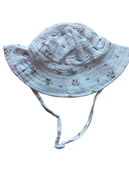 Zonnehoedje wit met roze roosjes