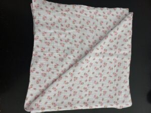 Hydrofieldoek wit met roze roosjes