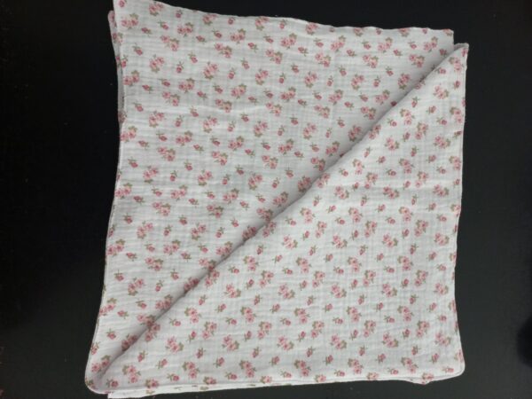 Hydrofieldoek wit met roze bloemetjes Hydrofieldoek wit met roze roosjes
